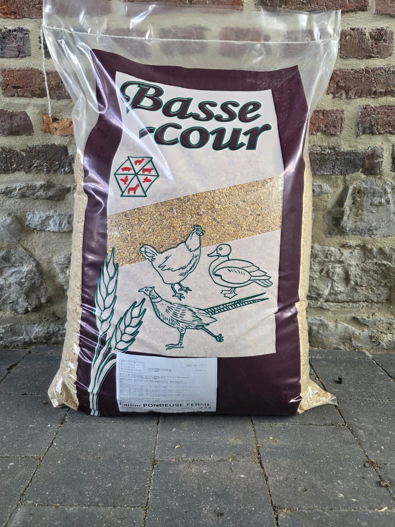 Sac bordeaux de farine pour poules pondeuses