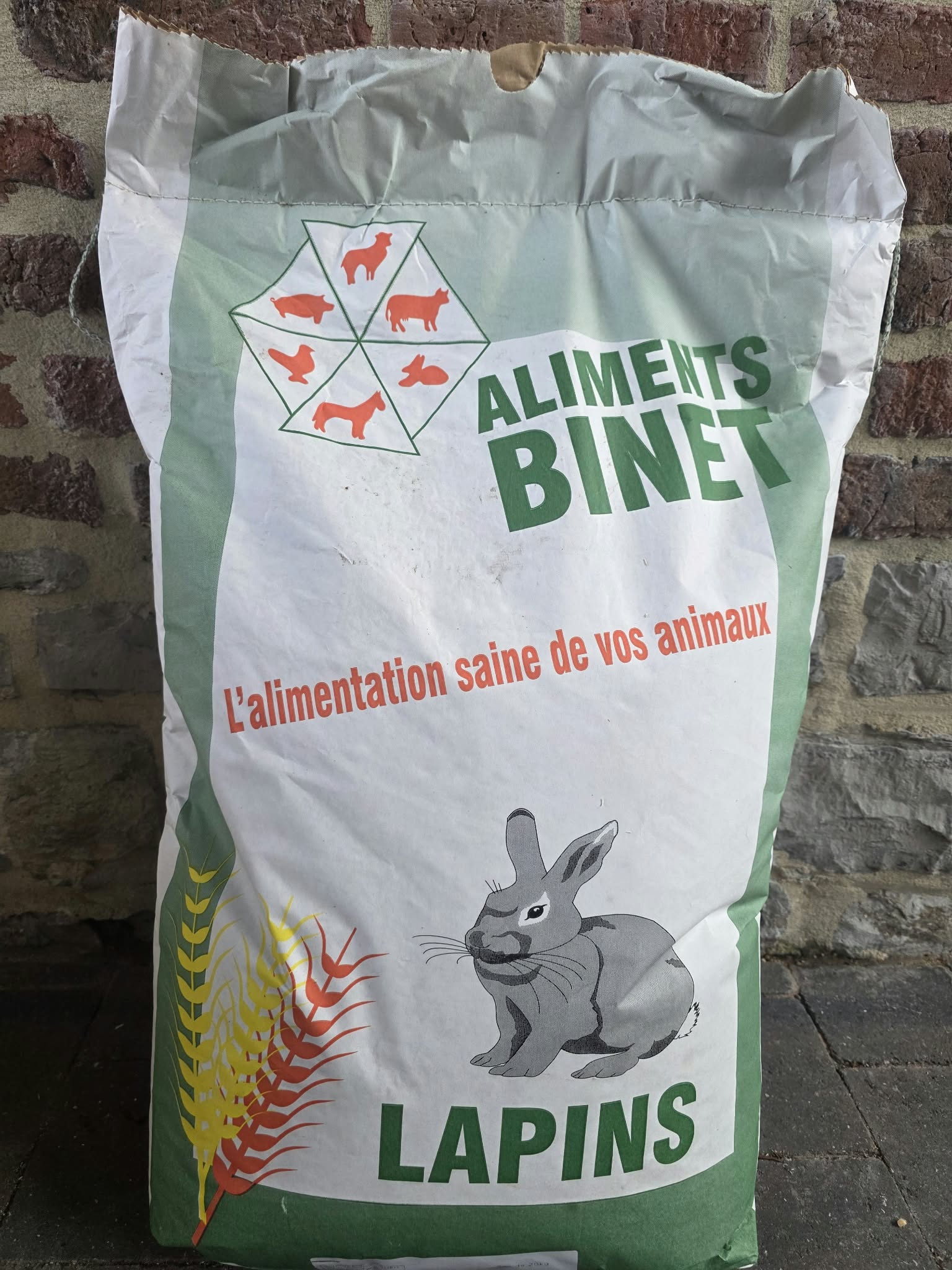 Sac vert et blanc d'aliment pour lapins