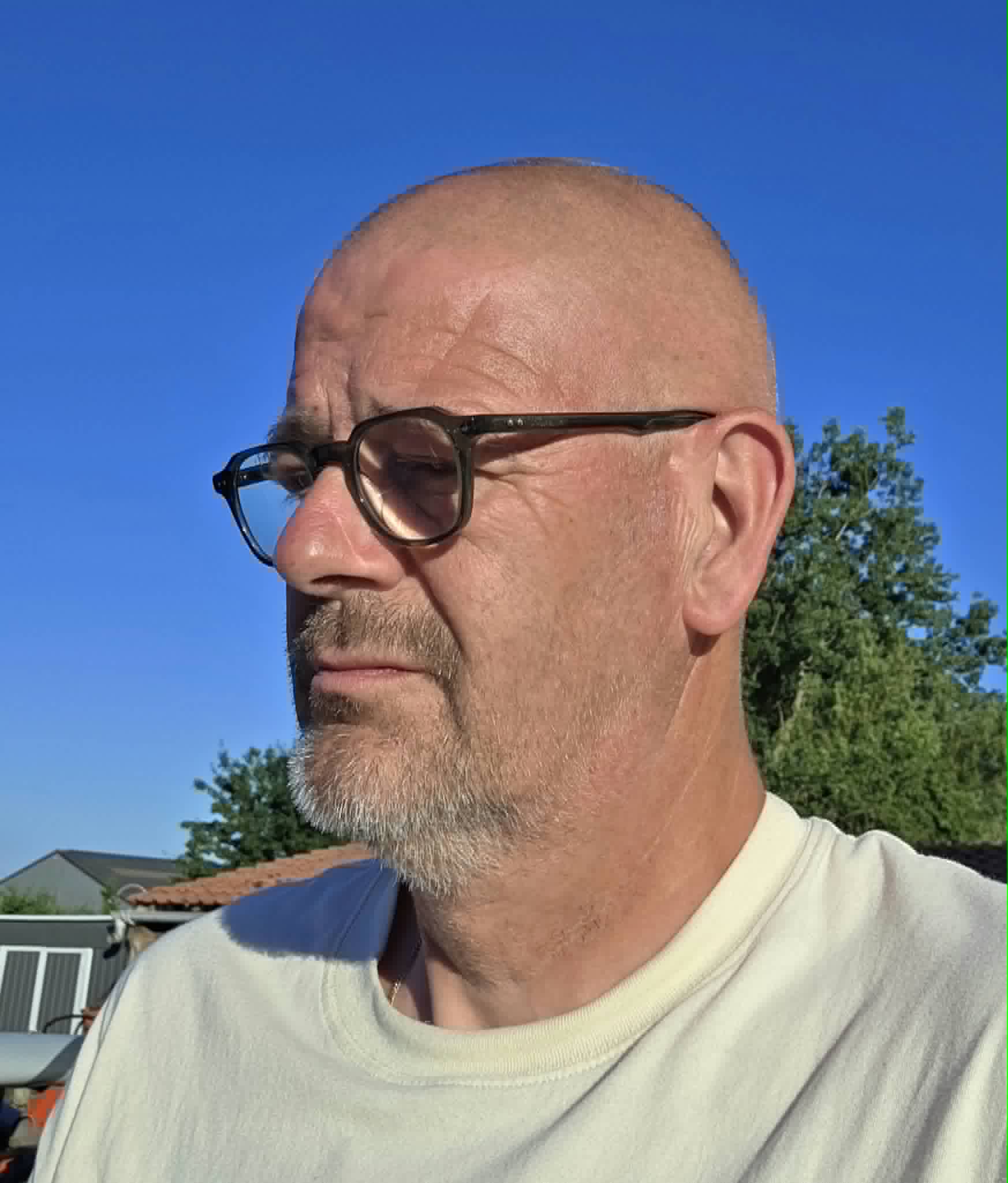 Portrait de Vincent Dabe, éleveur, en extérieur sous un ciel bleu